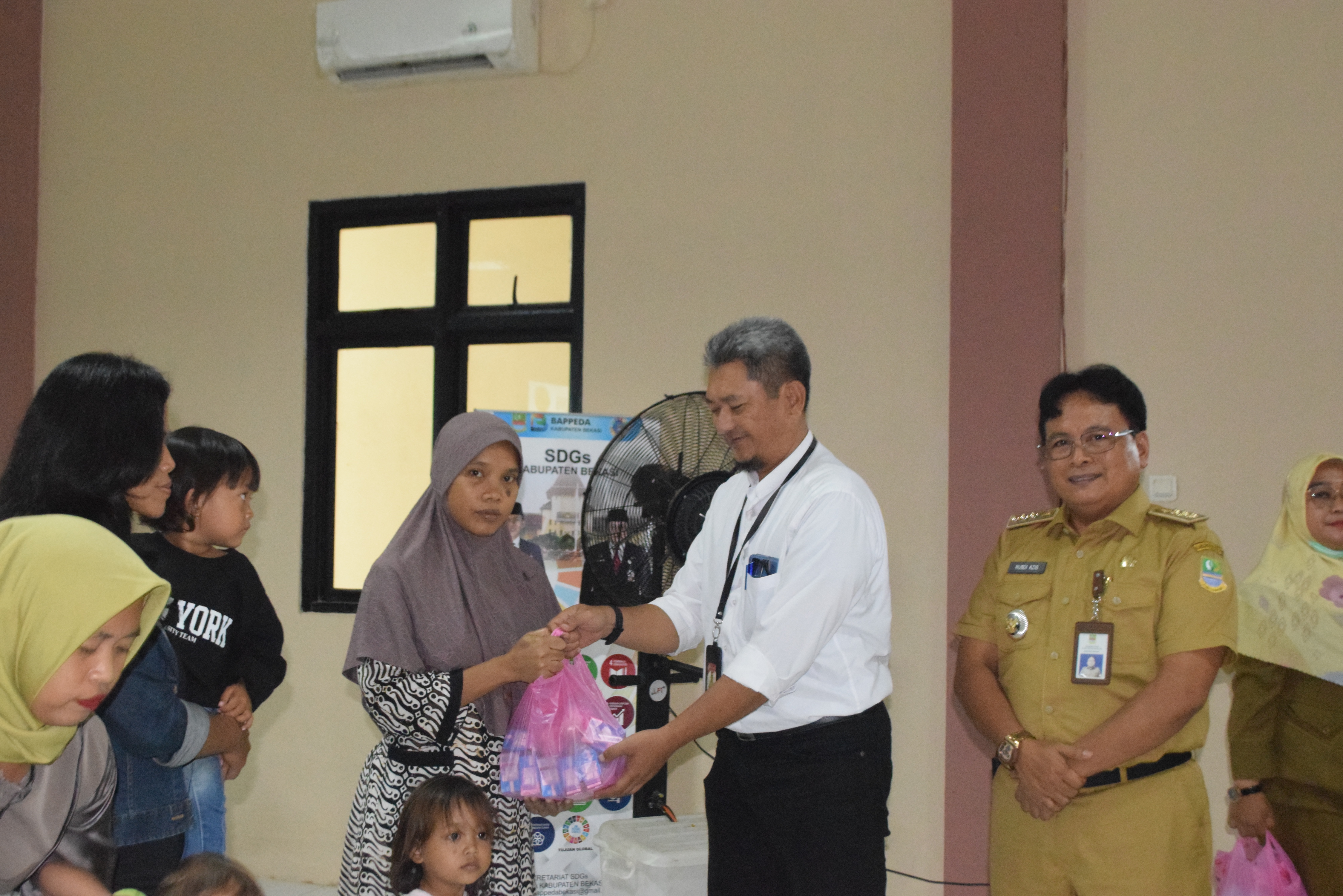 Bantuan susu dan telur untuk anak stunting kecamatan Cibarusah