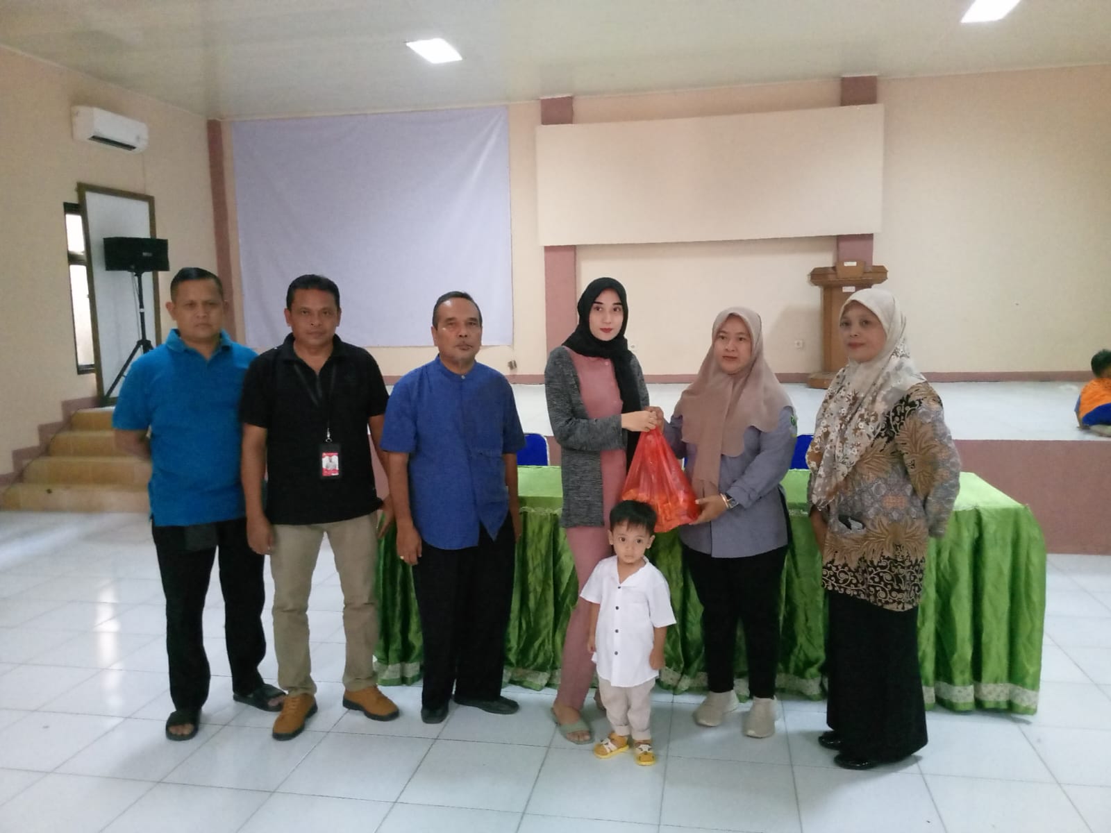 Bantuan susu dan telur untuk anak stunting kecamatan Cibarusah