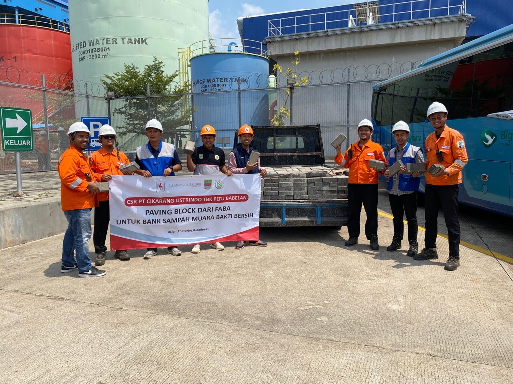 Program pemanfaatan FABA menjadi batako untuk perbaikan gudang bank sampah Muara Bakti Bersih