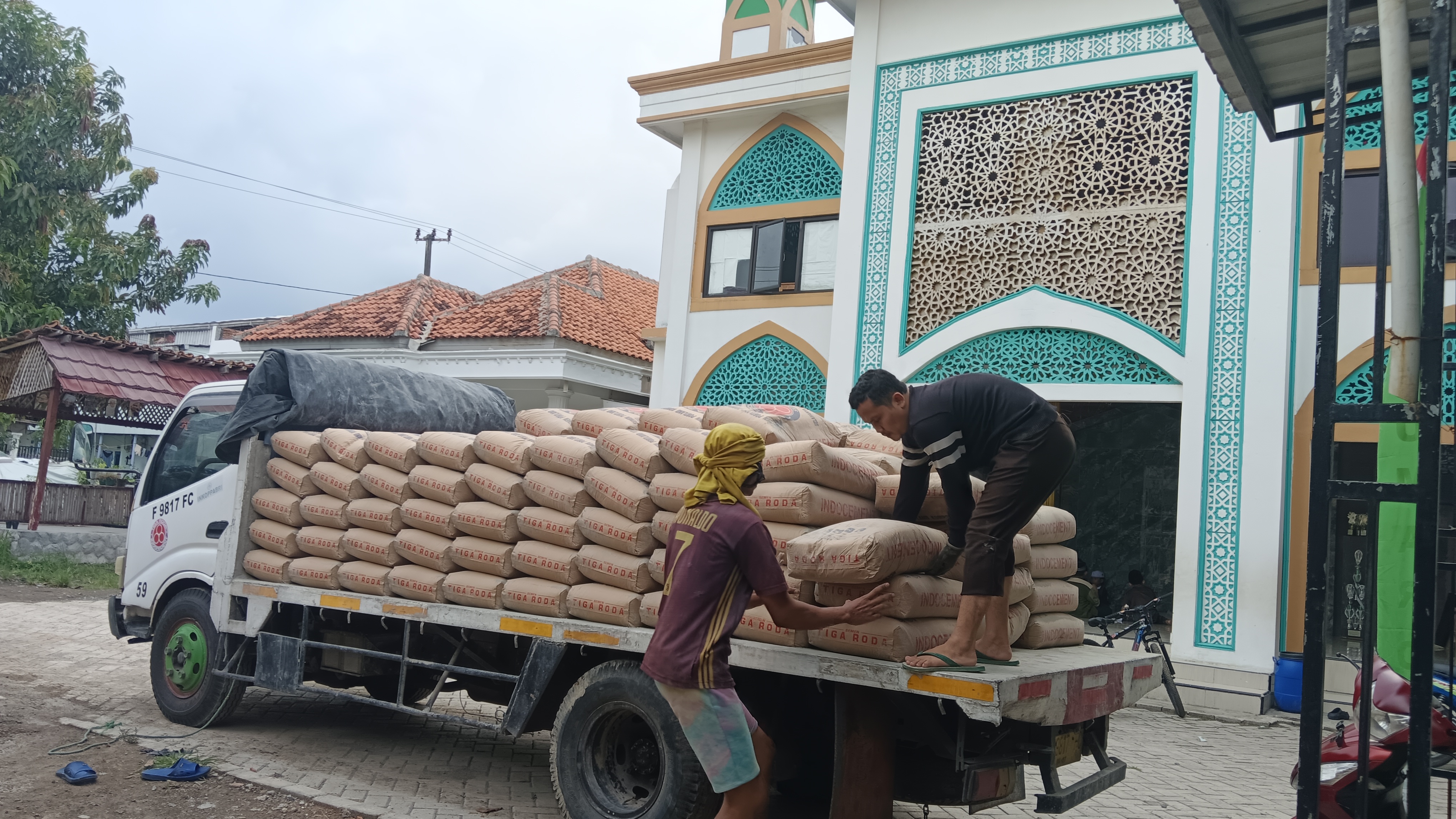 Bantuan material berupa Semen 400 sak dan Pasir 60 Kubik