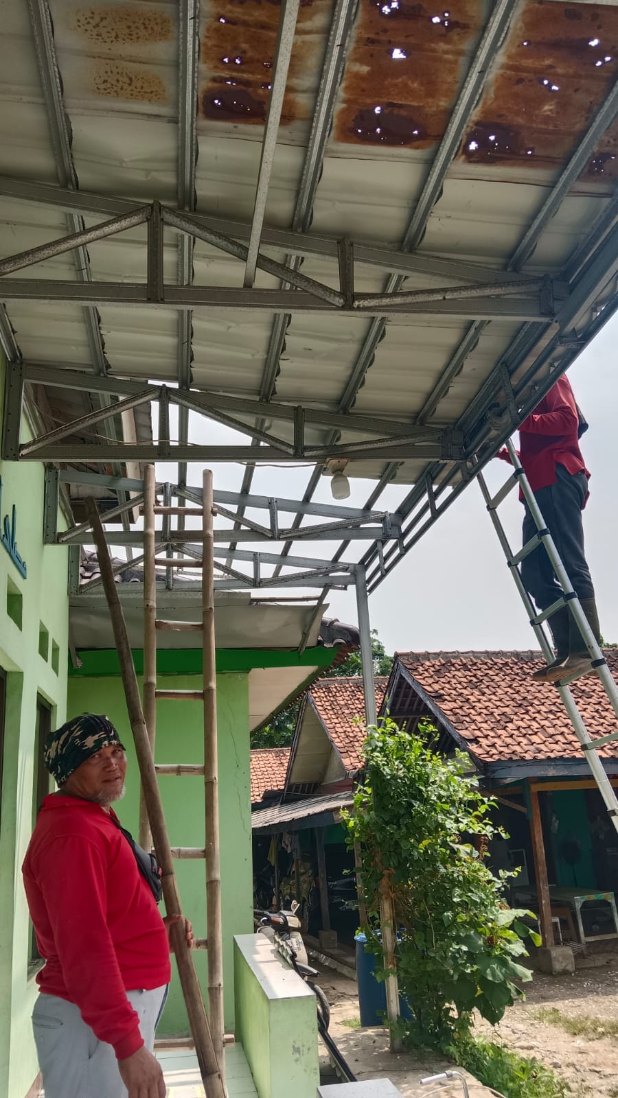 Bantuan material genteng untuk renovasi mushola AS- Sanim