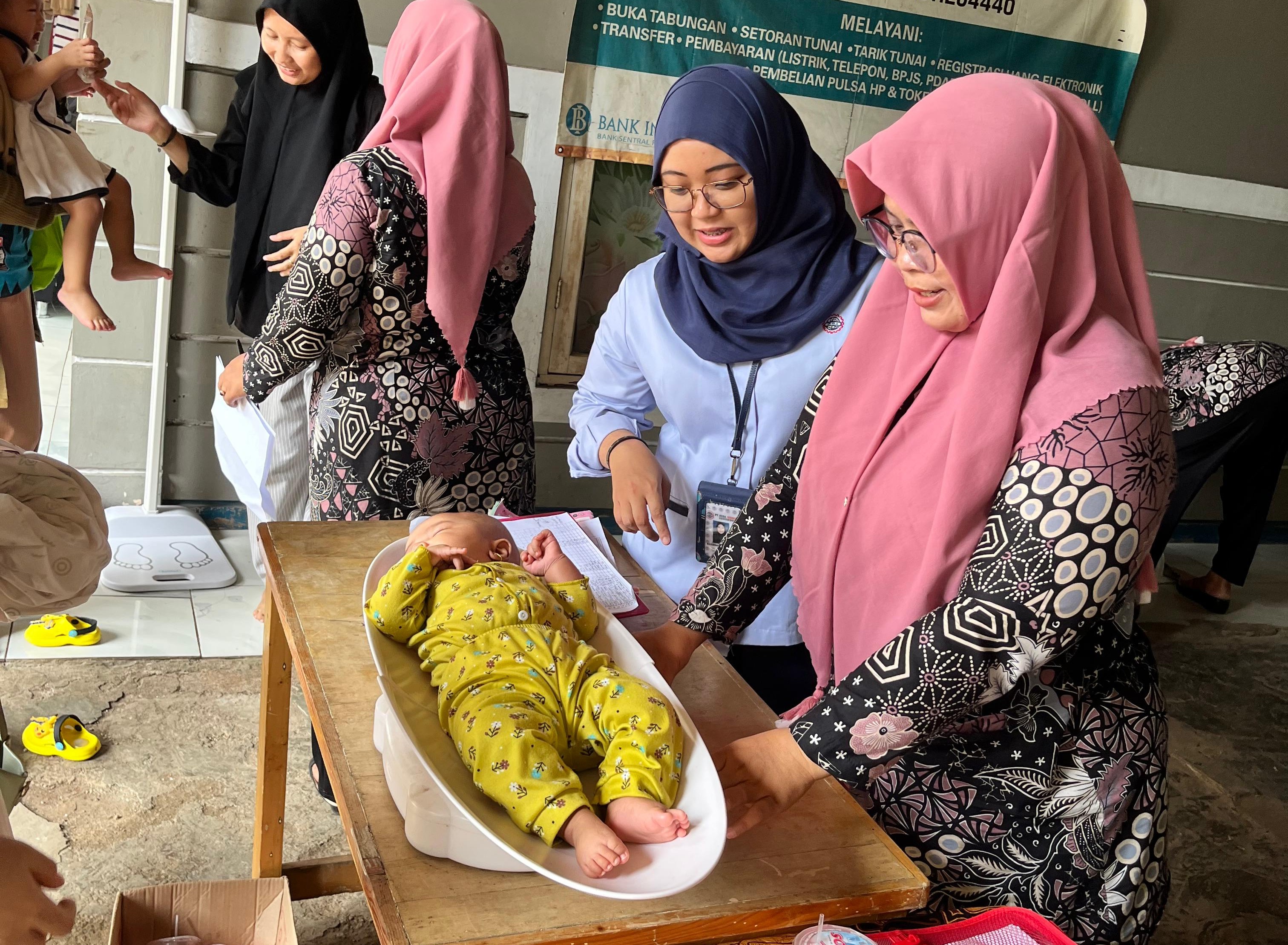 Support Peralatan Penunjang Ibu Hamil, PMT Bayi dan Lansia Posyandu Anggrek 1 Desa Jatiwangi