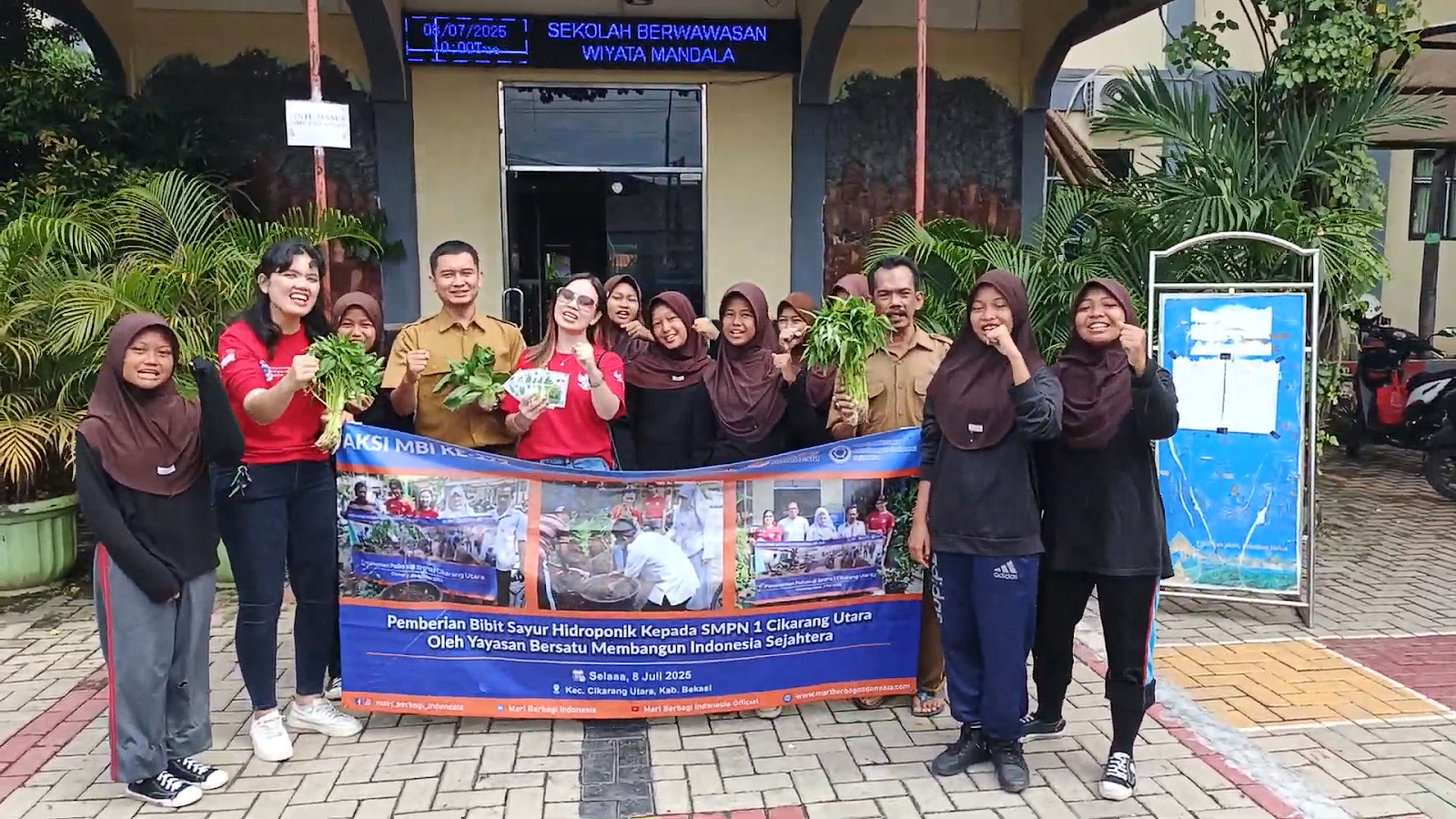 PEMBERIAN BIBIT SAYUR HIDROPONIK KEPADA SMPN 1 CIKARANG UTARA OLEH YAYASAN  BERSATU MEMBANGUN INDONESIA SEJAHTERA