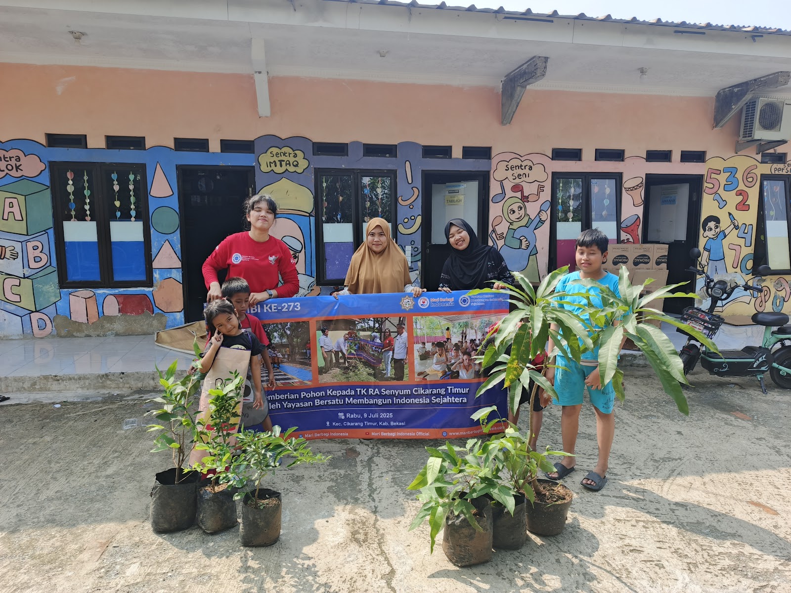 PEMBERIAN POHON KEPADA TK RA SENYUM CIKARANG TIMUR OLEH YAYASAN BERSATU  MEMBANGUN INDONESIA SEJAHTERA